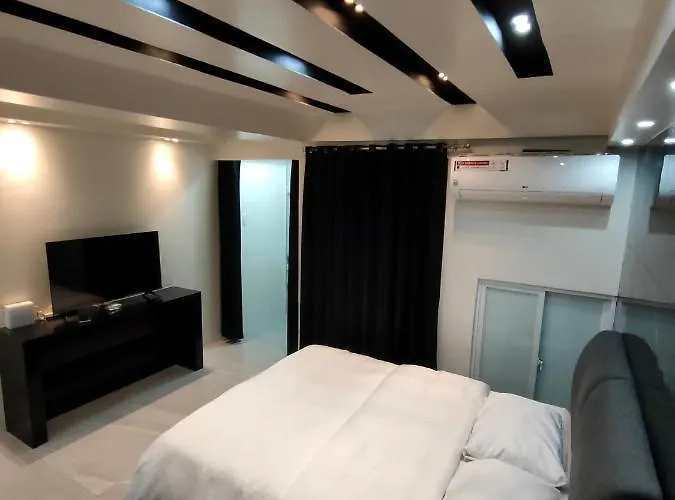 Burgundy Mckinley Place Service Apartamento *