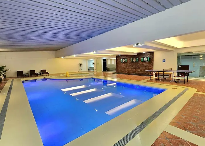 Burgundy Mckinley Place Service Apartamento Manila