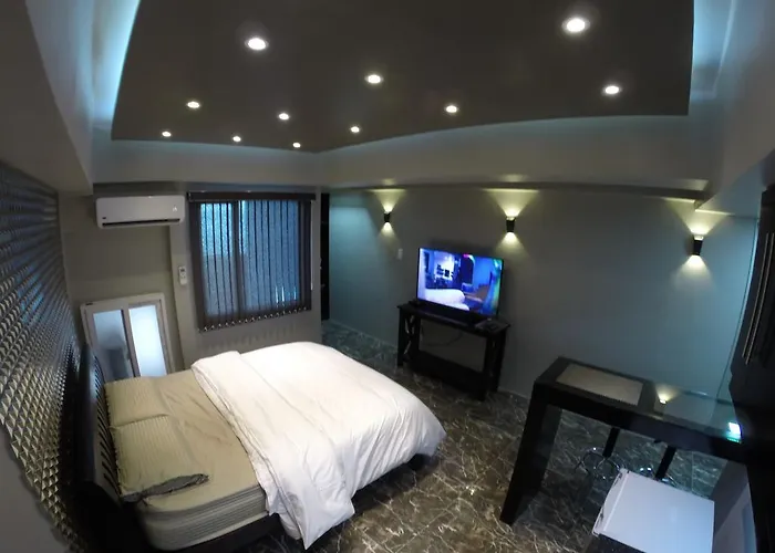 Burgundy Mckinley Place Service Apartamento *