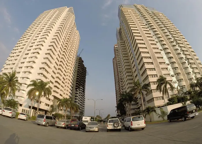 Burgundy Mckinley Place Service Apartamento Manila