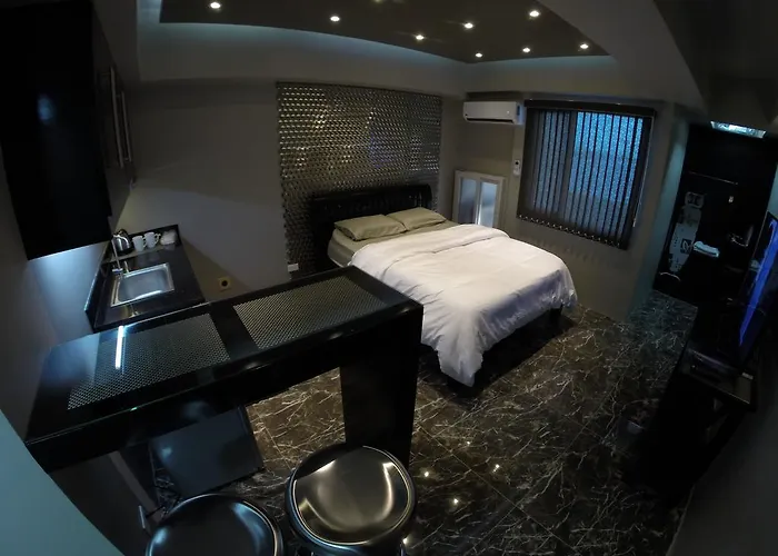 Burgundy Mckinley Place Service Apartamento Manila