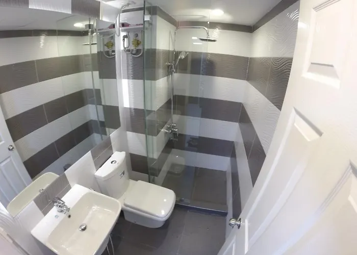 Burgundy Mckinley Place Service Apartamento Manila