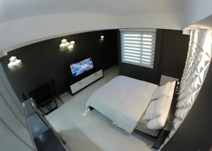 Burgundy Mckinley Place Service Apartamento *