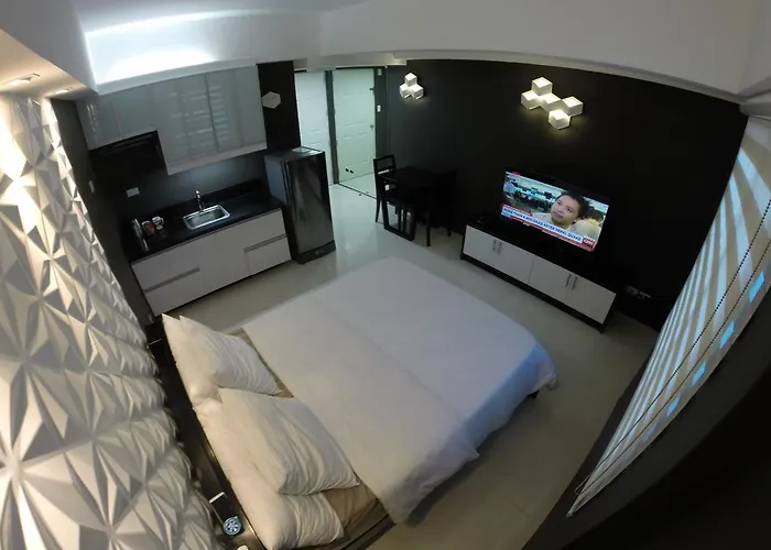Burgundy Mckinley Place Service Apartamento Manila