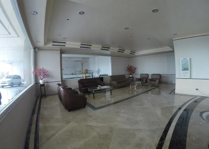Burgundy Mckinley Place Service Apartamento Manila