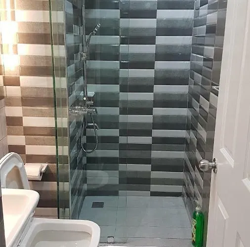 Burgundy Mckinley Place Service Apartamento Manila
