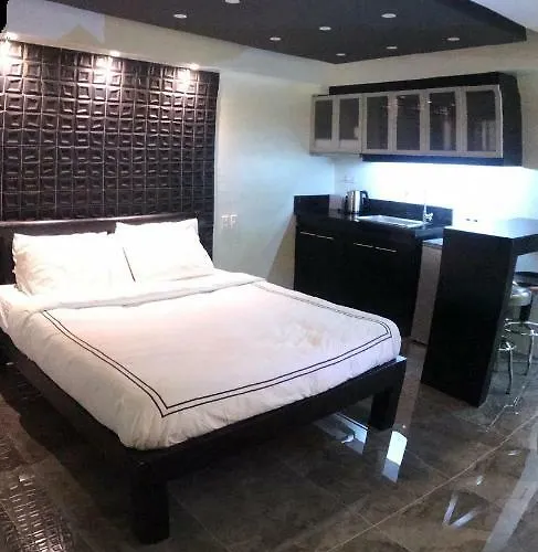 Burgundy Mckinley Place Service Apartamento Manila